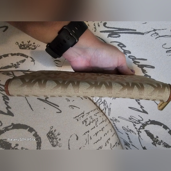 MICHAEL KORS Large Zip Around Wallet GUC - Picture 8 of 15